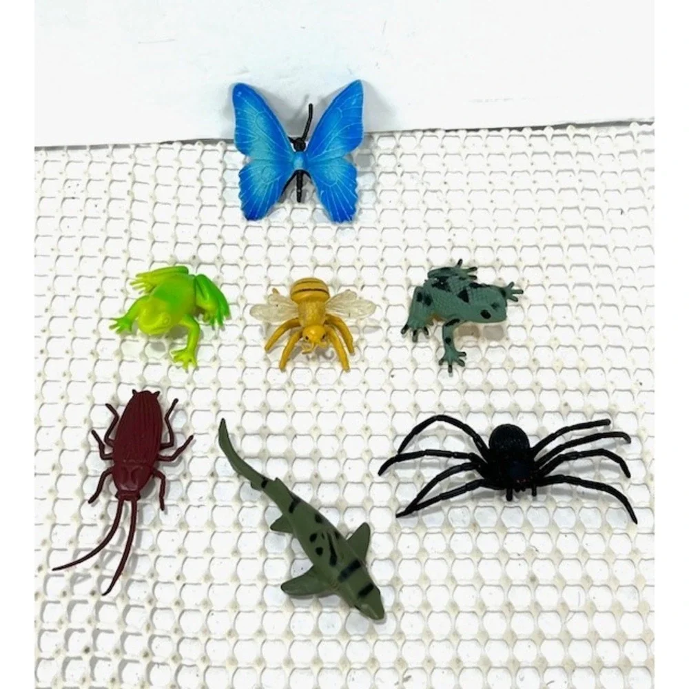 Lot of 7 Plastic Insects, Animals, And Frogs Toy Figurines 2